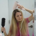 Czym wygładzić puszące się włosy, by wyglądały zdrowo?