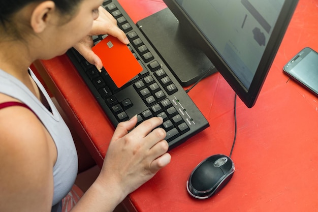 Ile kosztuje myszka do laptopa i od czego zależy jej cena?