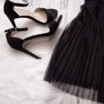 Jakie buty pasują do czarnej koronkowej sukienki?