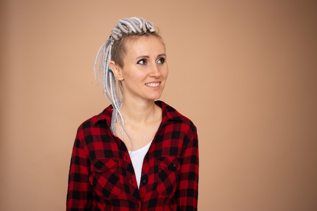 Krótkie fryzury damskie – jak układać je na co dzień?